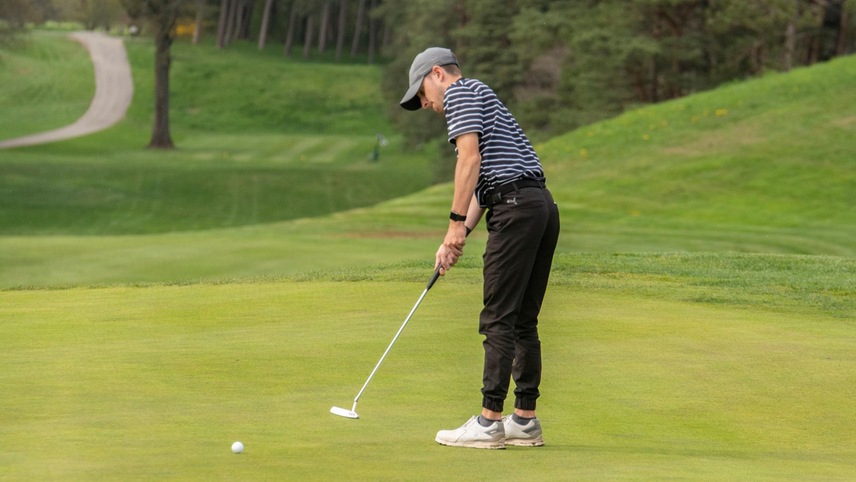 golfer putting