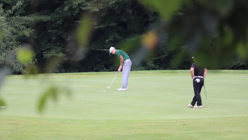 golfer putting
