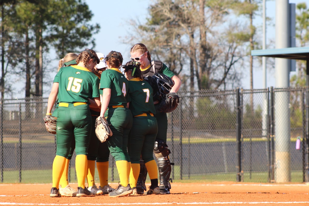 Softball Concludes Southern Road Trip with Even 4-4 Record