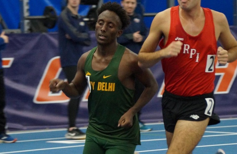 Abshir Yerow running in a distance event alongside another competitor. 