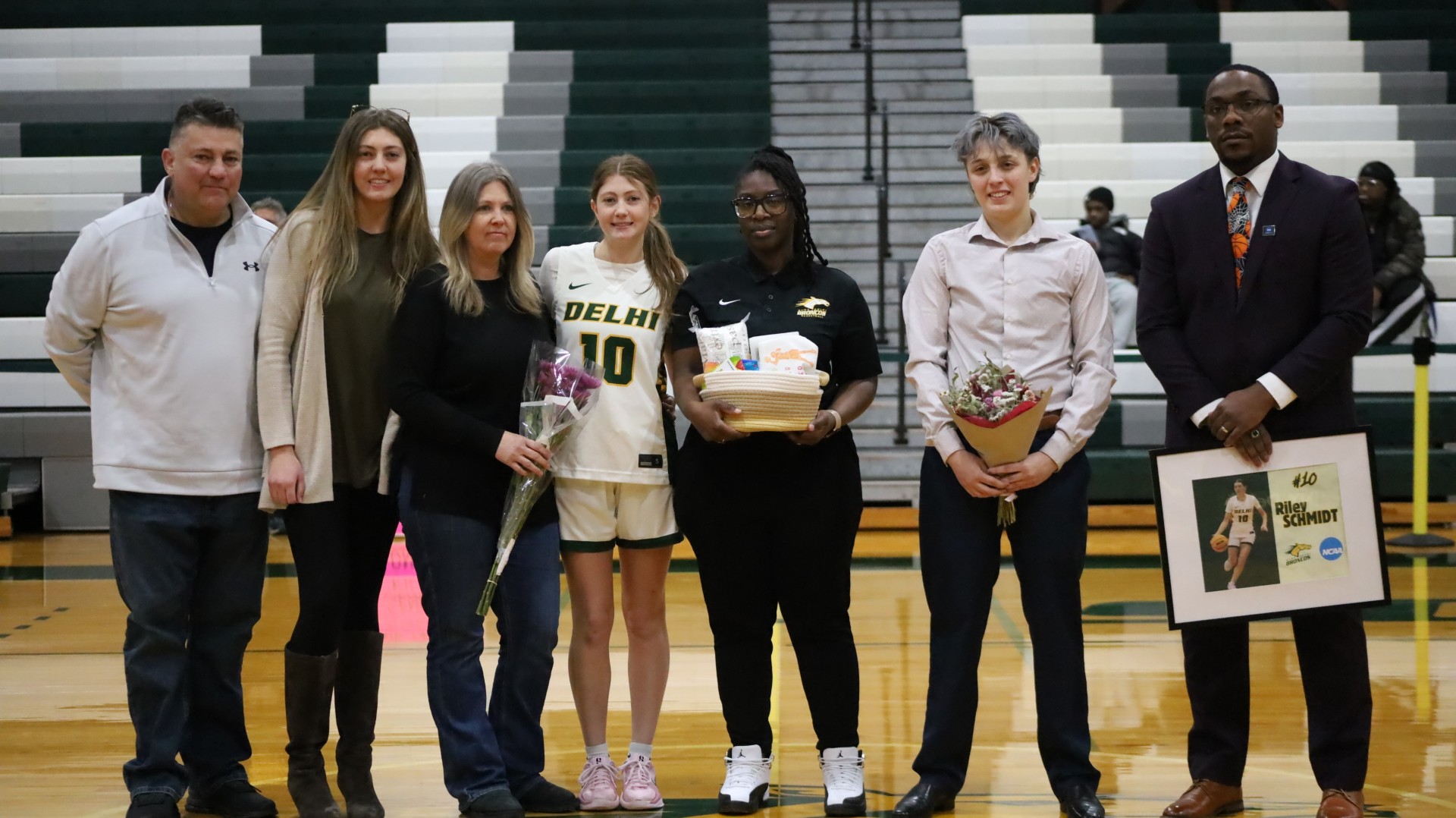 Women's Basketball Cruise Past Owls 58-39 on Senior Night