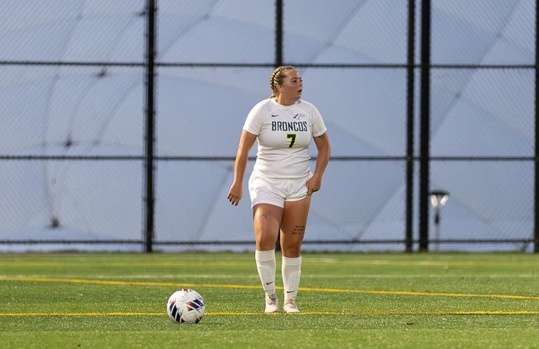 Women's Soccer Fights to 1-0 Loss at Lesley