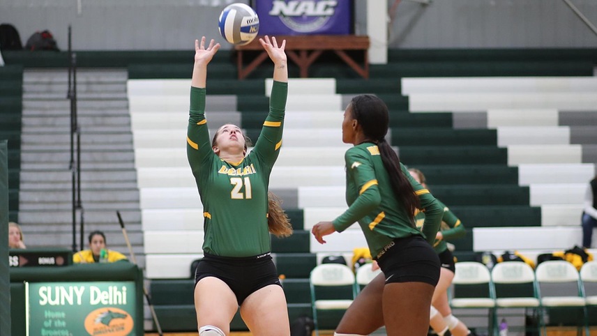 Erica Prindle preparing a set to her teammate.